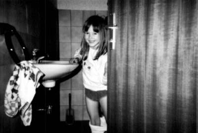 Nicole zur�ck von der Toilette